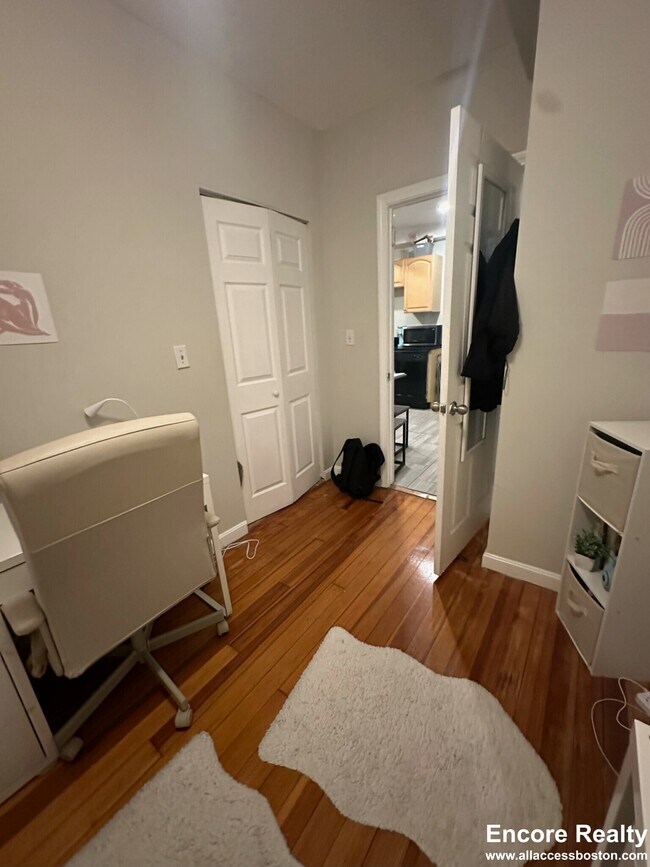 220 Hanover St unit 9, Boston, MA 02113 - photo 5