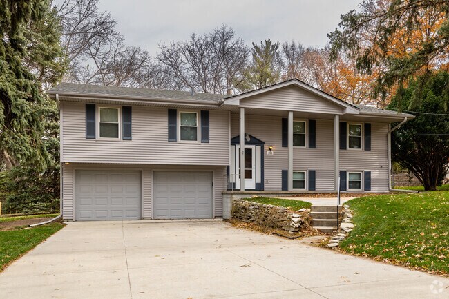 Prairie Lane has colonial revival homes throughout the neighborhood.