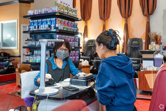 For friendly hospitality in Bren Mar Park, head to Instyle Nails & Spa.