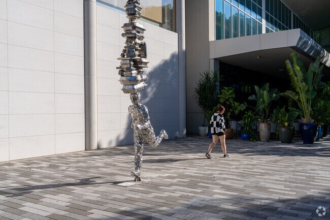 Aventura Mall features art from various artists and is variated every so often.