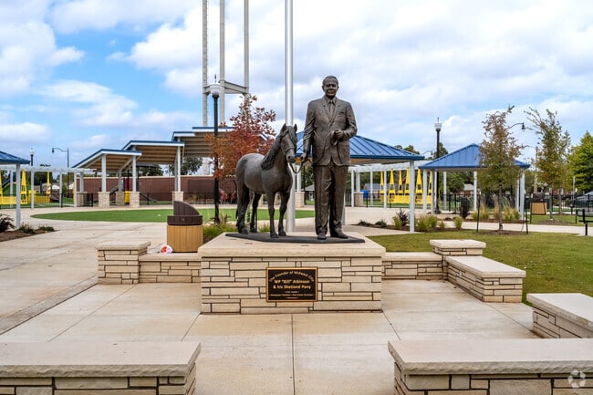 There are many parks in Oakcliff-Parkview with sculptures and other types of street art.