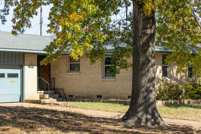 The majority of homes in Layman-Van Acres have crawl space style foundations.