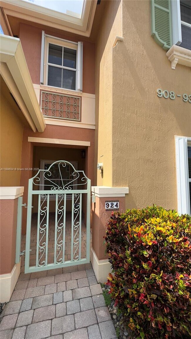 924 SW 143rd Terrace, Pembroke Pines, FL 33027
