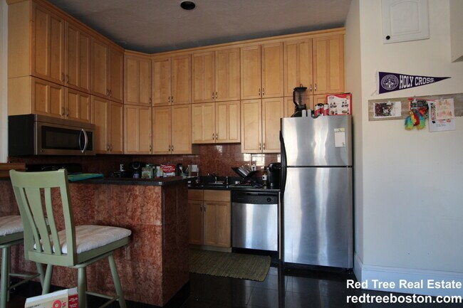 1689 Beacon St unit 2, Brookline, MA 02445 - photo 3