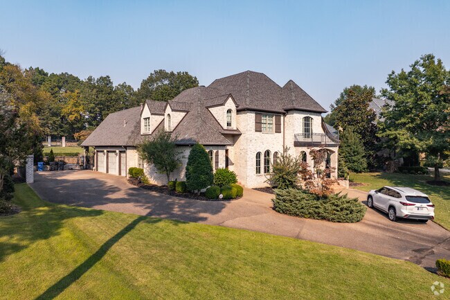 Ridgepoint homes feature spacious lots.