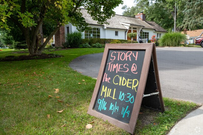 A hand-drawn sign announces story time in Franklin.