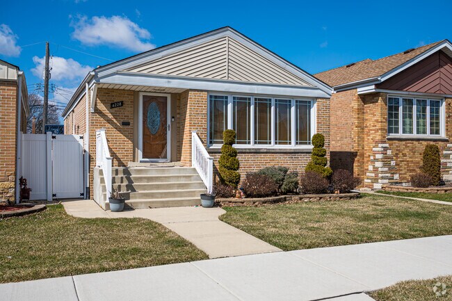 There are many traditional homes in Clearing.
