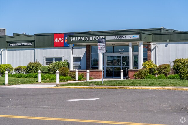 Residents of Keizer can catch a flight at nearby Salem Municipal Airport.
