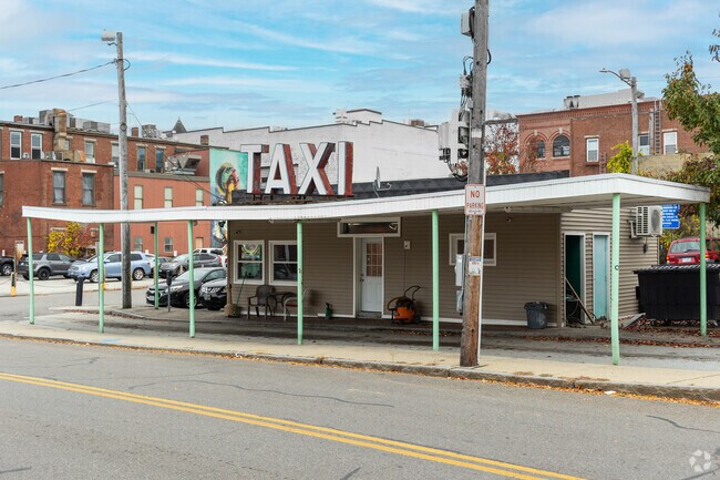 At this taxi hub in downtown Nashua, you can find taxi's to all parts of the city.
