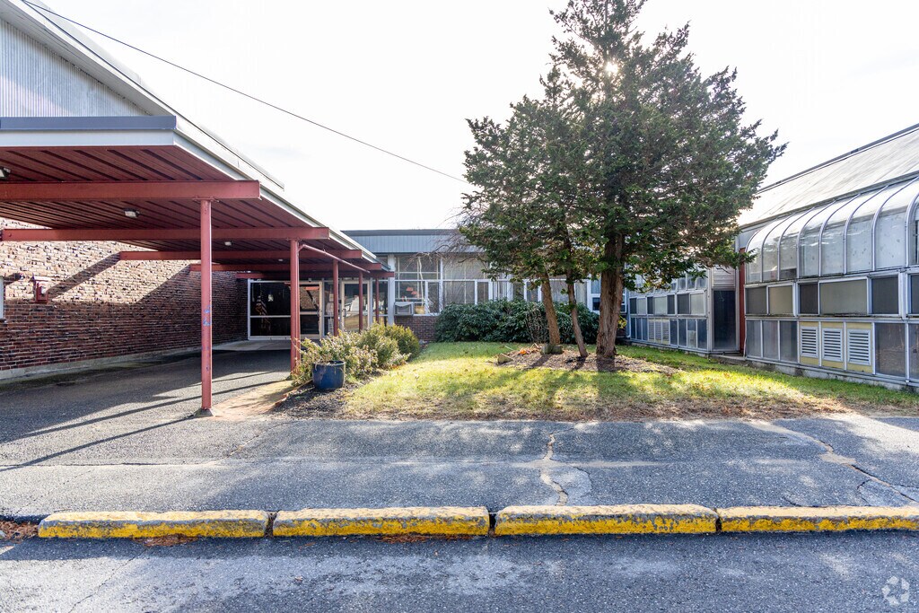 Heath-Brook Elementary School is an older school in Tewksbury, MA.
