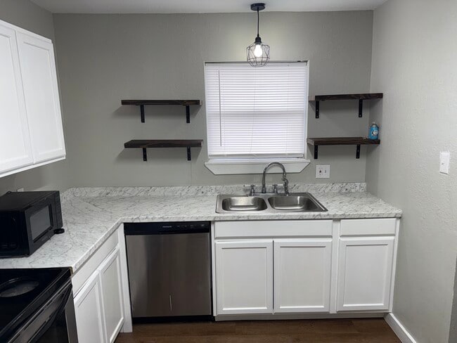 1905 N Ben Wilson St unit 10, Victoria, TX 77901 - photo 3