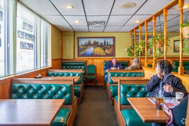 Green Onion Pizza in Lisbon provides a delicious option for those seeking a midday bite.