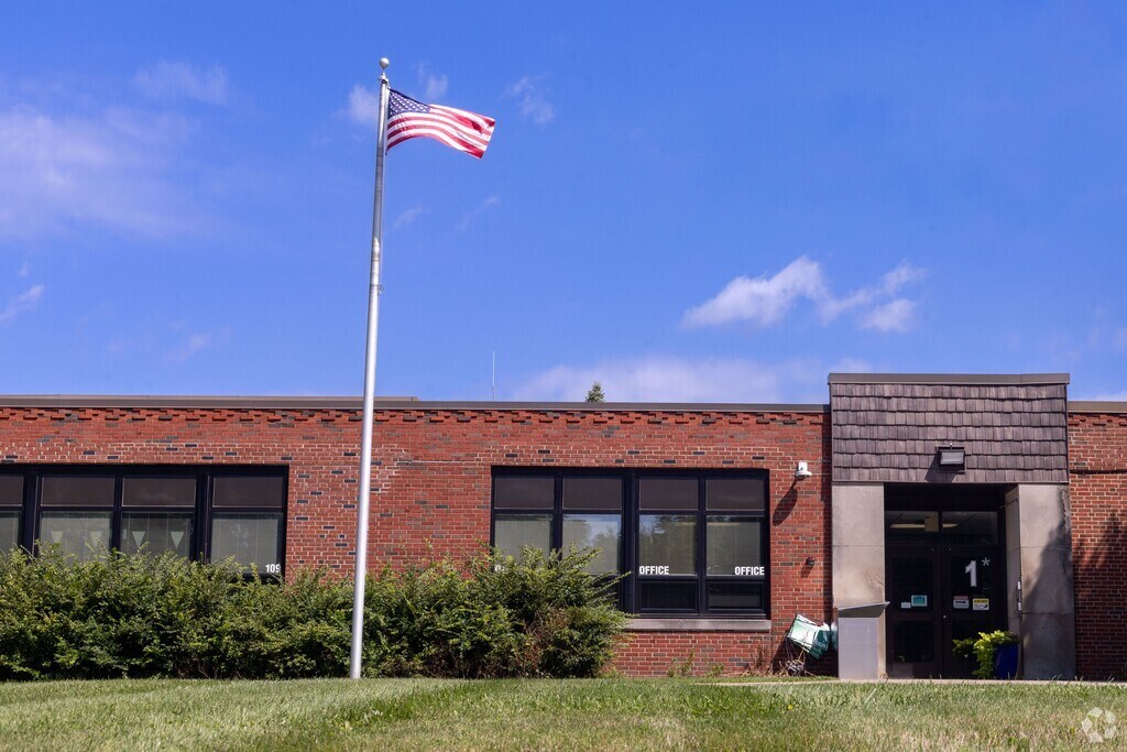 Craddock/Miller Elementary School lies in the Aurora, OH, neighborhood.