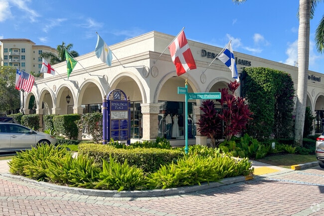 Royal Palm Place in Boca Raton offers upscale shopping and dining in a vibrant setting.