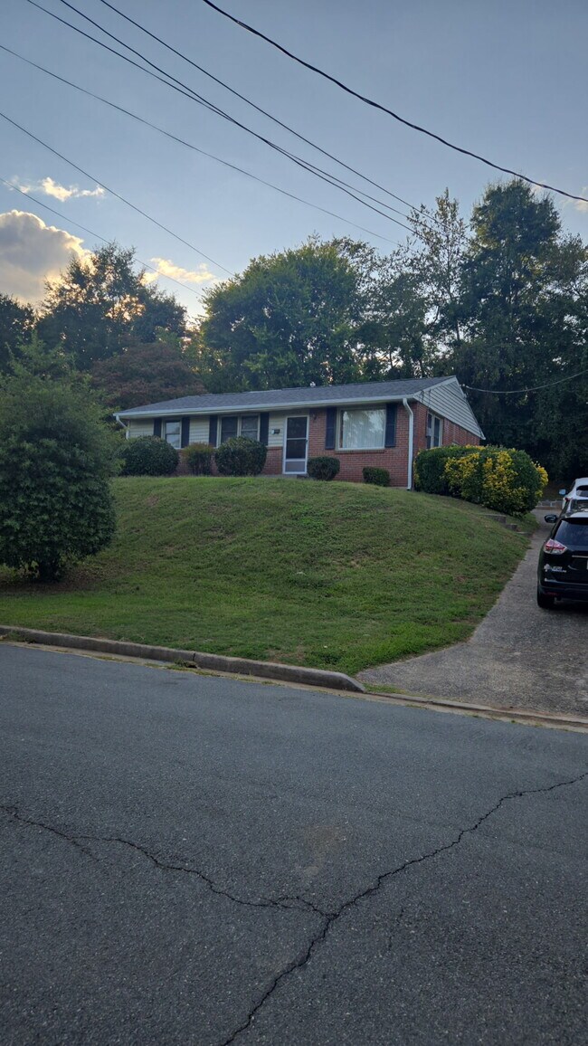 2704 Drewry Ln, Winston-Salem, NC 27105