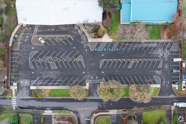 Lewelling Elementary has ample parking for teachers and visitors on SE Logus Rd in Milwaukie.