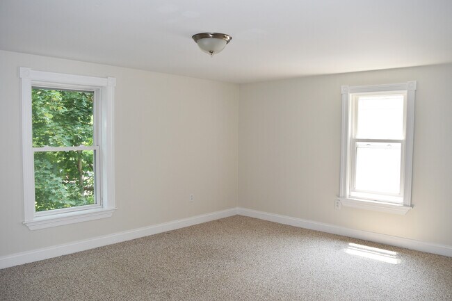 70 Main St unit 3 1 Bedroom with, Yarmouth, ME 04096 - photo 5