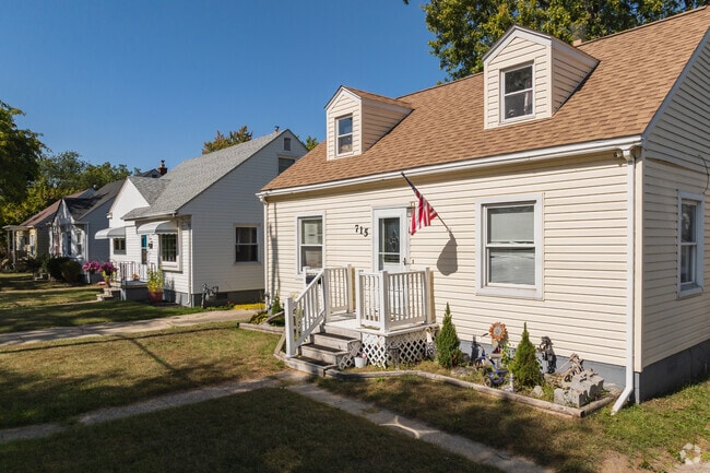 These bungalows face the westward setting sun in Central Monroe.