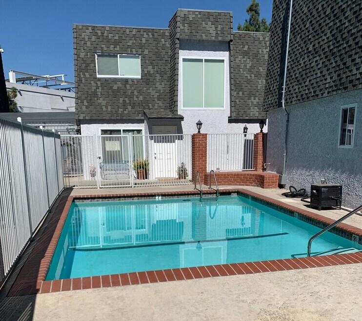 Barclay Square Apartment, Sherman Oaks, CA 91401 - photo 1