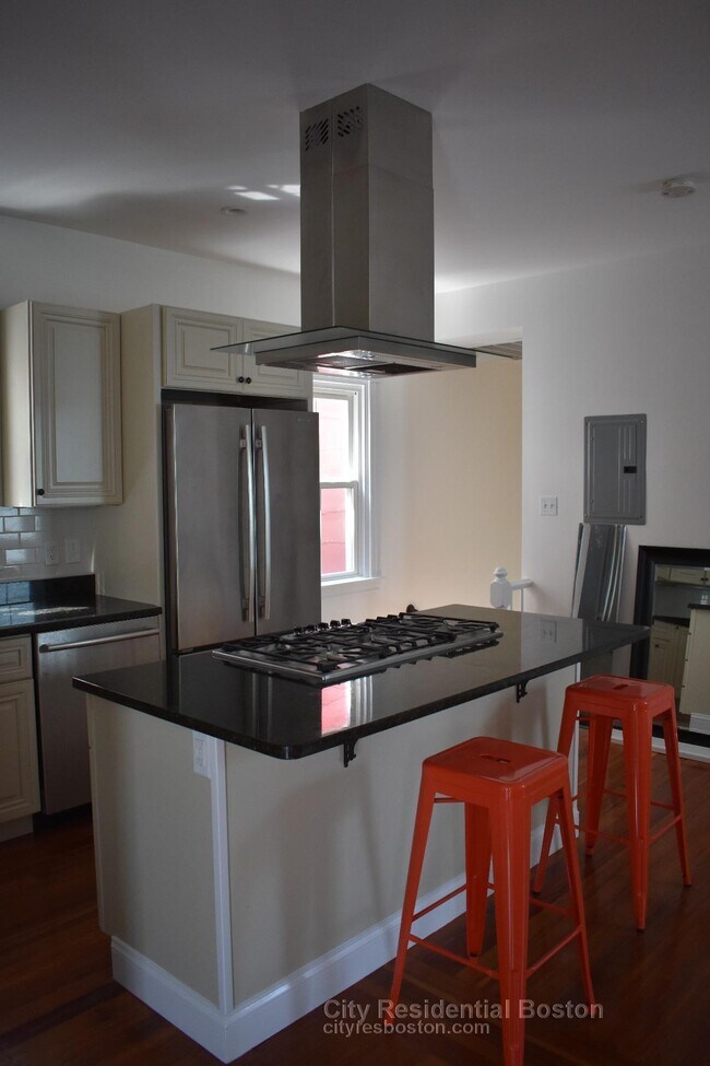 693 E 6th St unit 2, Boston, MA 02127 - photo 2