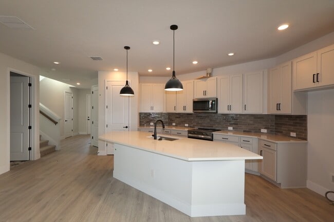 31406 Pendleton Landing Cir, Wesley Chapel, FL 33545 - photo 4