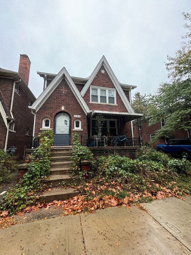 884 Beaconsfield Ave, Grosse Pointe Park, MI 48230