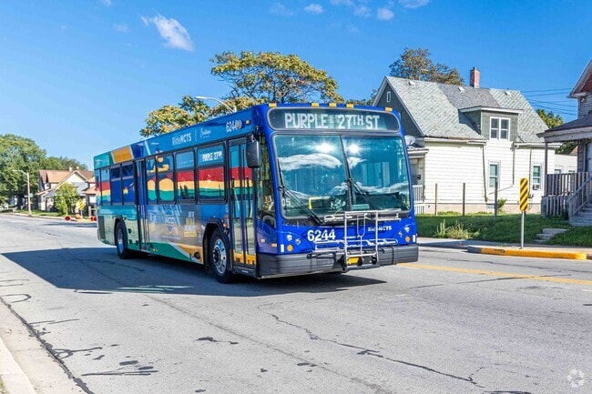 Milwaukee County Transit System services the Franklin Heights neighborhood.