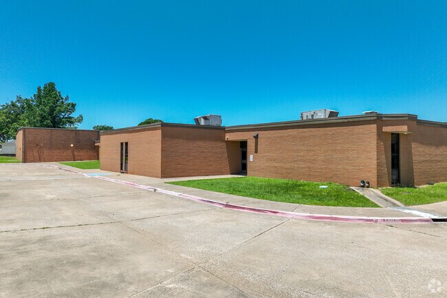 College Street Elementary School is a public institution serving students in grades 1-3.