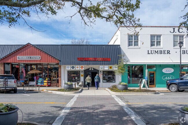 Residents of Hampton Point can visit diverse shops, cafes, and beach shops along Mallery Street in Saint Simons.