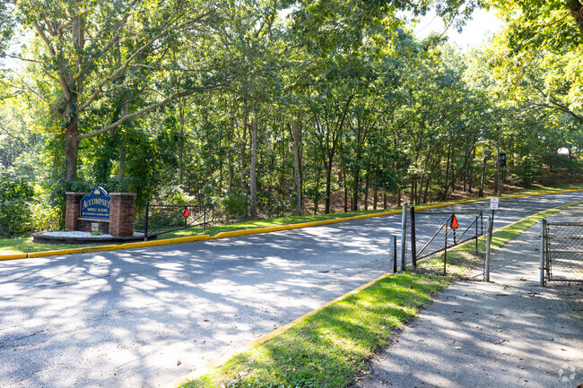 NID 537910 Accompsett Middle School shares grounds with Smithtown West High and an Elementary.