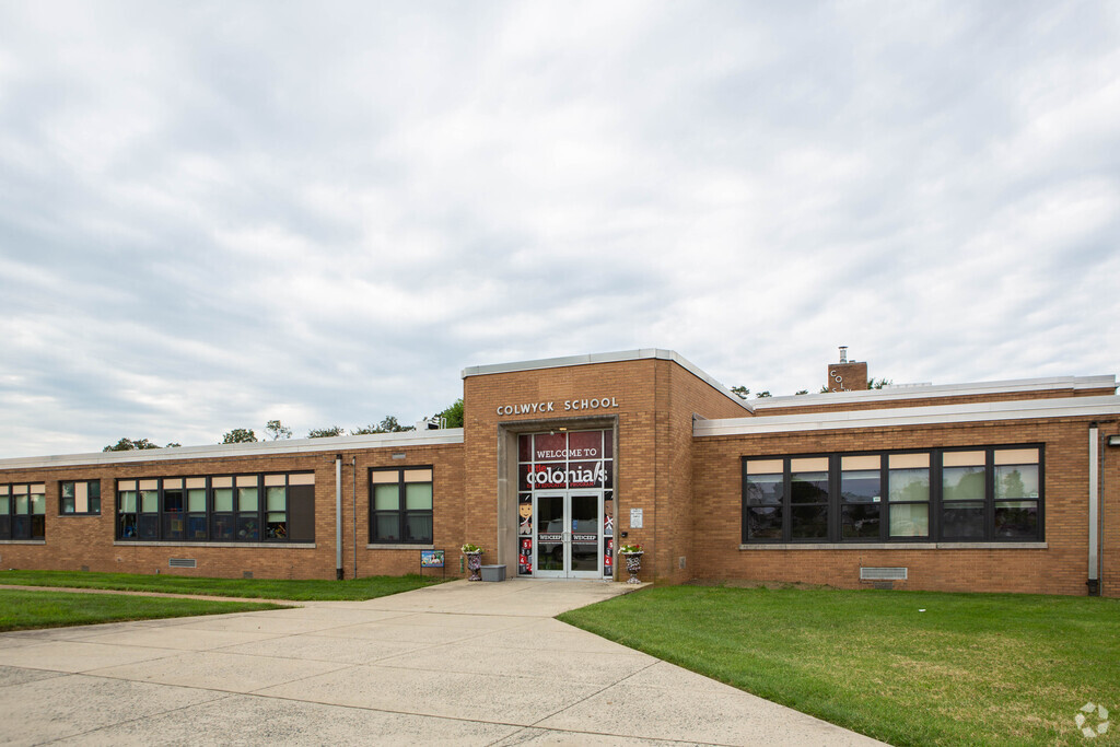 John G. Leach School provides education in the neighborhood of 
Collins Park.