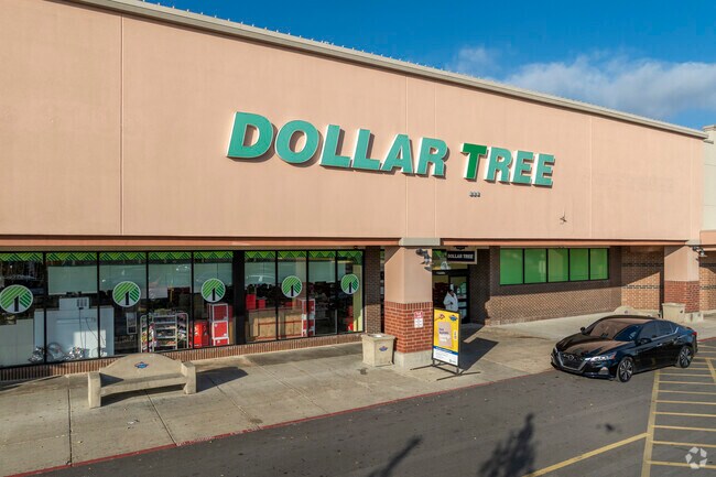 Winston Plaza’s has big-name retailers for residents of Seminary District.