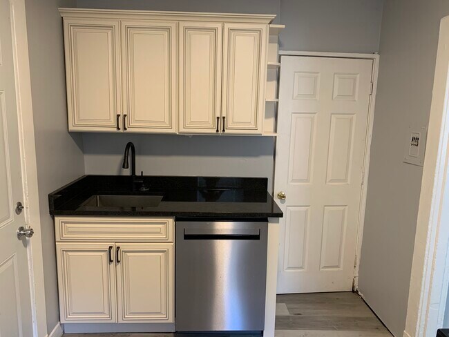 2208 Crittenden Dr unit 4, Louisville, KY 40217 - photo 6