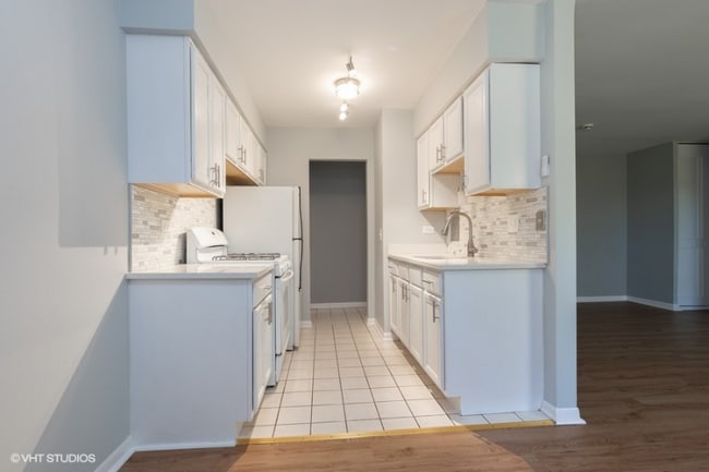 1660 Green Bay Rd unit Studio, Highland Park, IL 60035 - photo 2