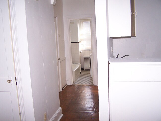 913 S 49th St unit 3R, Philadelphia, PA 19143 - photo 4