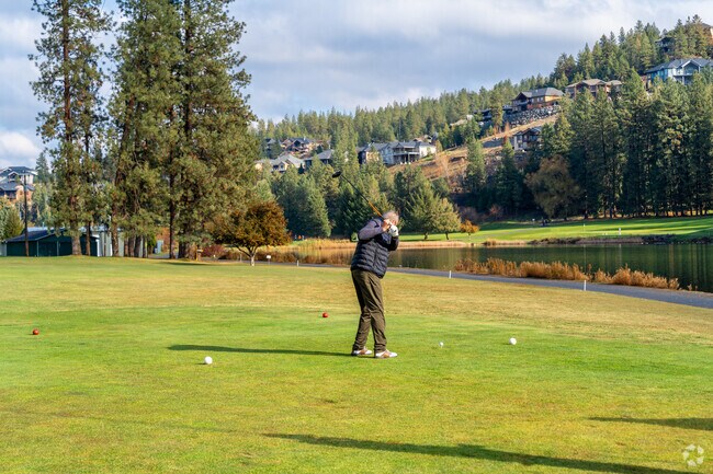 The Wandermere golf course sits at the southern end of the Dartford neighborhood.