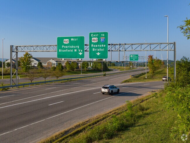 Ellett-Jennelle is well-served by public transportation and major roads.