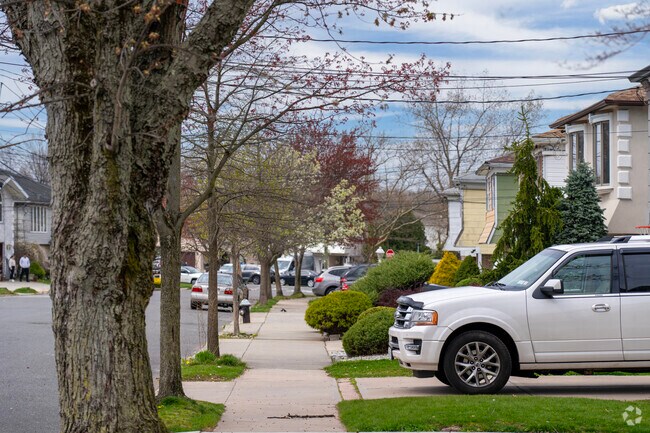 And unlike in other places in New York City, parking in Bulls Head is easy.