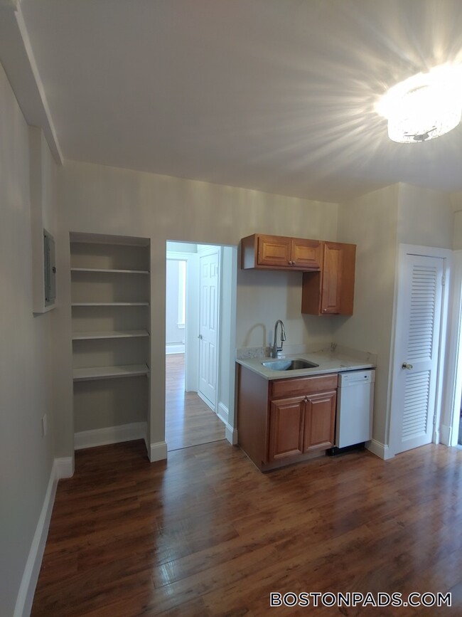220 Hanover St Unit 12, Boston, MA 02113
