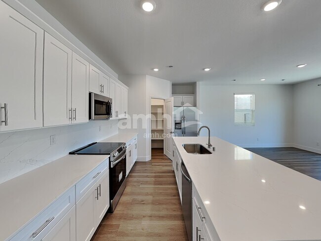 8194 Winterfell Peak Ave, Las Vegas, NV 89113 - photo 4