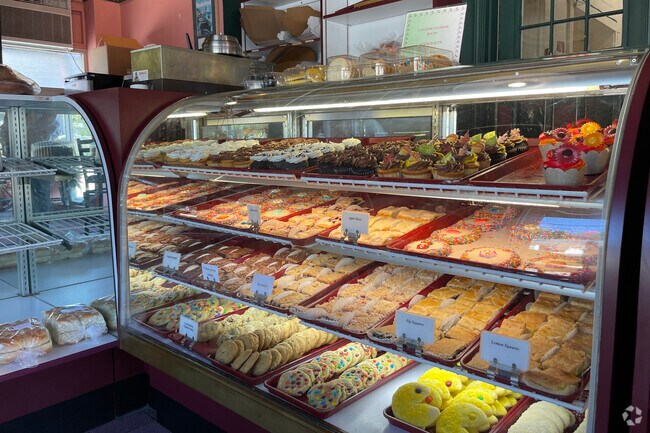 The Vienna Bakery is a superior place for baked delights serving the Annawomscutt neighborhood .