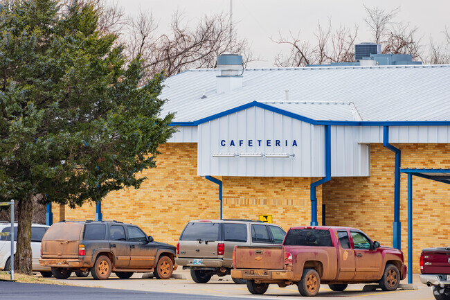 East Side Elementary School offers Cafeterira.