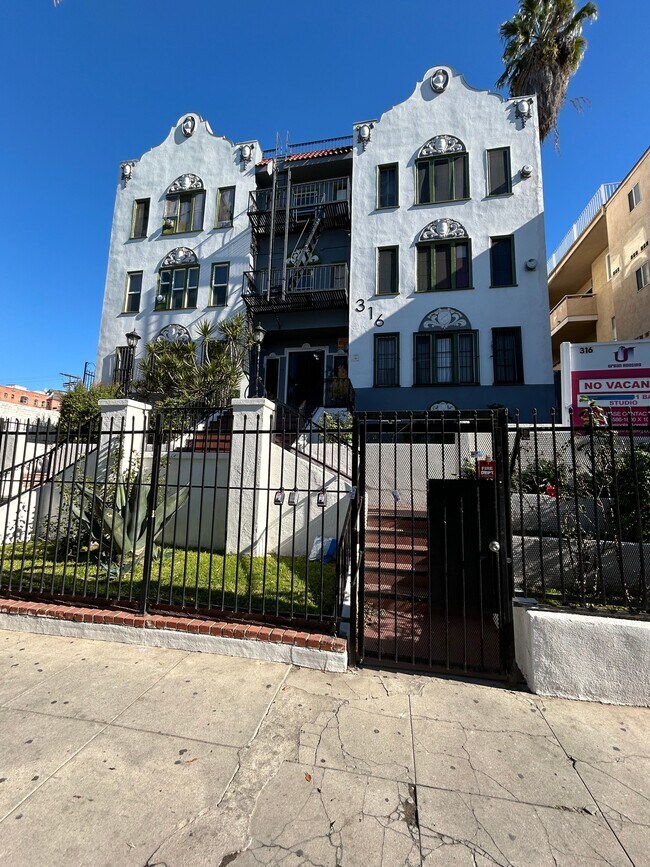 316 S Berendo St, Los Angeles, CA 90020