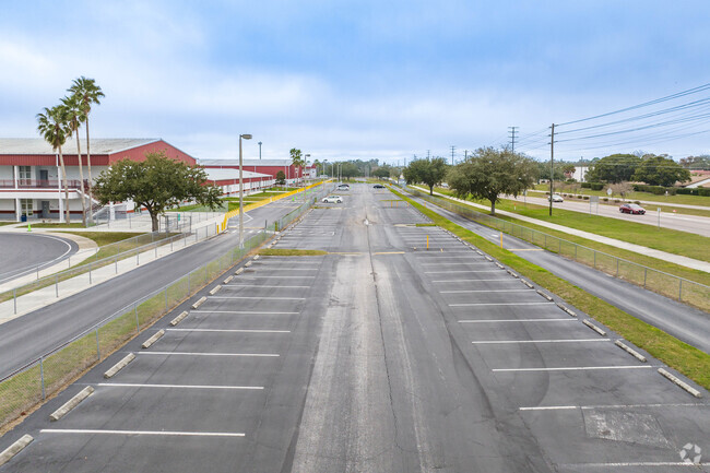Chasco Elementary has a large size parking lot for teachers and visitors.