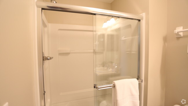 Bathroom - 2BR, 2BA - 1,047 SF - The Eagle