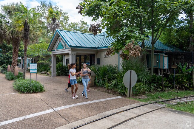 Garden District residents enjoy going to the local Zoo on weekends.