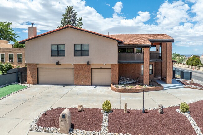 Northridge offers beautiful multi story new traditional residences with modern amenities.