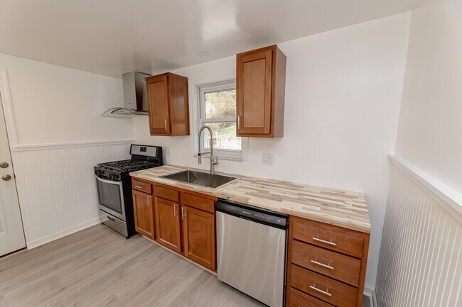 3203 Hebron Dr, Pittsburgh, PA 15235 - photo 7