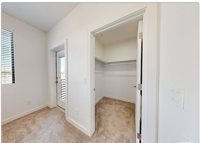 1BR,1BA-Walk-In Closet
