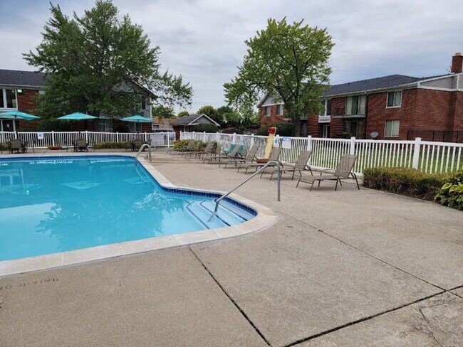 Carriage Hill Apartments - Dearborn Heights, MI, Dearborn Heights, MI 48127 - photo 7